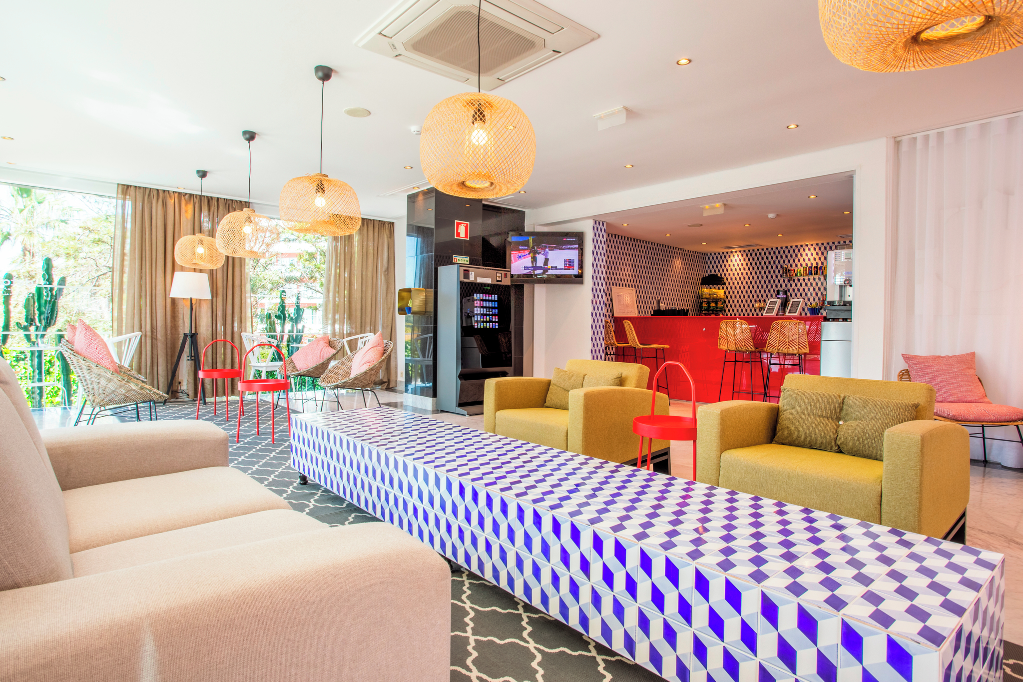 Topazio Vibe Beach Hotel & Apartments, a party-friendly hotel in the new town of Albufeira